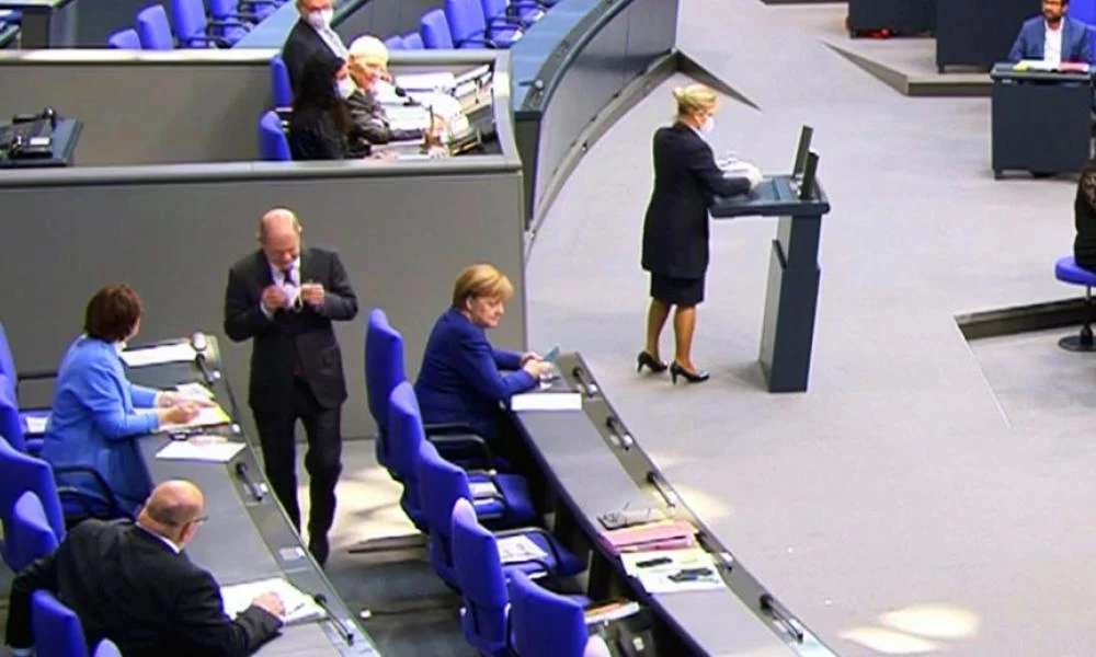 Παρατήρηση Σόιμπλε σε Σολτς: «Κύριε υπουργέ ξεχάσατε τη μάσκα σας»